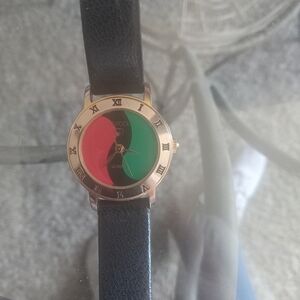 Gorgeous GUCCI Vintage black leather band watch.